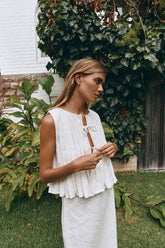 Ärmelloses Cardigan-Westen-Set aus Baumwollleinen mit Schnürung und langem Rock